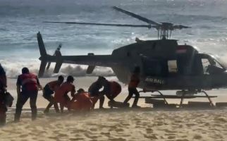 Dihantam Ombak Saat Berenang di Pantai Kelingking, 1 Wisatawan Qatar Tewas, 2 Selamat - JPNN.com