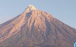 Tinggi Letusan dari Erupsi Gunung Semeru 600 Meter di Atas Puncak - JPNN.com