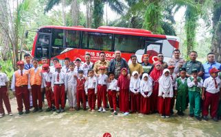 PT Sentosa Laju Energy Beri Bantuan Bus Sekolah di Kalimantan - JPNN.com