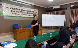 Mengabdi Untuk Negeri, APWI Menggelar Bakti Sosial Bersama 200 Warga Pamagersari Bogor - JPNN.com
