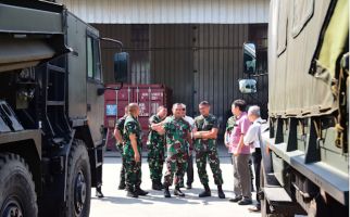 Wakil Komandan Kormar Tinjau Tank Transporter untuk Korps Marinir TNI AL - JPNN.com