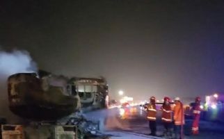 Mobil Tangki BBM Terbakar di Tol Dipadamkan Tak Lebih dari 2 Jam - JPNN.com