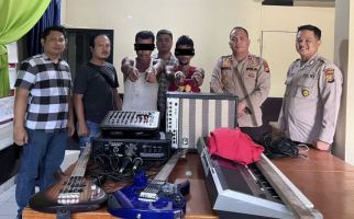 2 Lelaki Sontoloyo Ini Nekat Curi Alat Musik di Gereja - JPNN.com