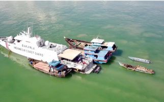Bakamla RI Menggeledah Tiga Kapal Saat Beraktivitas Ilegal di Perairan Karimun - JPNN.com