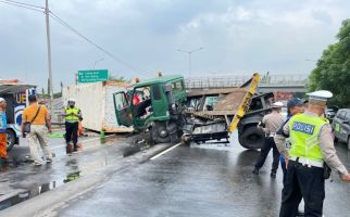 Truk Kontainer Kecelakaan di Tol JORR Cakung, Sopir Tewas - JPNN.com