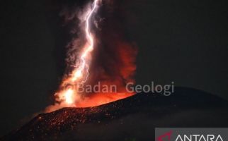 Gunung Ibu Erupsi Lagi, Muntahkan Abu Vulkanik dan Lava Pijar Disertai Kilat - JPNN.com