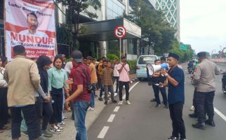 Forum Aktivis Nusantara Gelar Aksi di Kantor Luhut, Ini Tuntutannya - JPNN.com