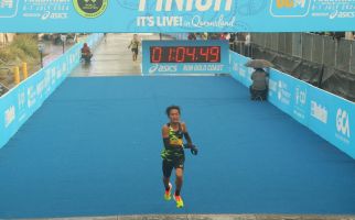 Didukung Penuh ASICS Indonesia, Robi Syianturi Pecahkan Rekor Nasional Half Marathon Gold Coast Australia 2024 - JPNN.com