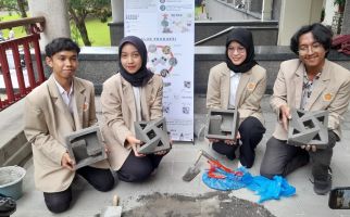 Mahasiswa UGM Mengkreasikan Sampah Plastik dan Oli Bekas Jadi Batako Enviroblock - JPNN.com