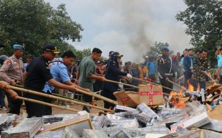 Beri Efek Jera, Bea Cukai Bandar Lampung Musnahkan 40 Juta Batang Hasil Tembakau Ilegal - JPNN.com