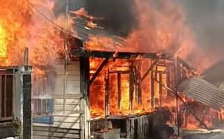 Dua Rumah di Samarinda Hangus Terbakar, Satu Orang Meninggal Dunia - JPNN.com