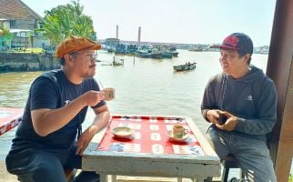 Nikmatnya Minum Kopi di Warung Kopi Legendaris dengan Latar Jembatan Ampera - JPNN.com