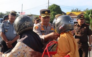 Opas Patuh Lancang Kuning di Rohul, Masyarakat Tak Ditilang, Justru Dapat Helm Gratis - JPNN.com