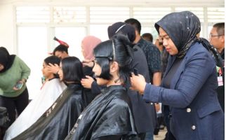 76 Calon Paskibraka Tingkat Pusat Tahun 2024 Jalani Prosesi Potong Rambut - JPNN.com