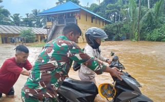 Prajurit TNI Kodim 1512/Weda Mengevakusi Warga Terdampak Banjir di Halteng - JPNN.com
