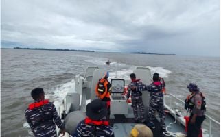 TNI AL dan Tim SAR Gabungan Lanjutkan Pencarian Kapal LCT CITA XX - JPNN.com