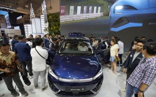 Ribuan Pengunjung GIIAS 2024 Jajal Mobil Listrik BYD, M6 Berkontribusi Besar - JPNN.com