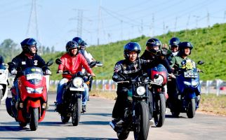 Jokowi Gunakan Helm Anak Bangsa Saat Geber Motor Keliling IKN, Sebegini Harganya - JPNN.com