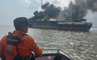 Bum! Kapal Tanker Tujuan Cirebon Terbakar di Meranti - JPNN.com