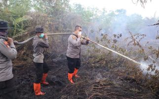 Cegah Karhutla Merembet ke Permukiman Warga, Kapolres Dumai Ikut Padamkan Api - JPNN.com