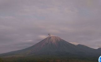 Berstatus Waspada, Gunung Semeru Erupsi dengan Letusan 700 Meter di Atas Puncak - JPNN.com