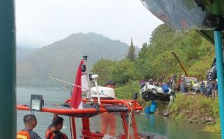 Minibus yang Jatuh ke Danau Toba Ditemukan di Kedalaman 15 Meter - JPNN.com