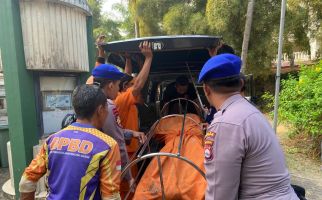 Ditpolairud Polda Banten Evakuasi Mayat WNA di Pantai Anyer - JPNN.com