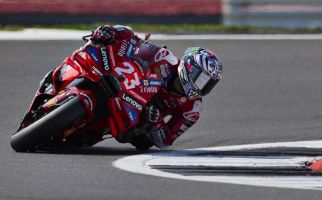 Hasil Sprint MotoGP Inggris: Pecco & Marquez Tumbang, Bastianini Menang - JPNN.com