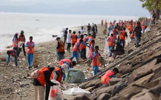 AMANAH Ajak Generasi Muda Bersihkan Pantai Ladong Aceh Besar - JPNN.com