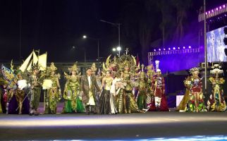 Manfaatkan Karung Pupuk Bekas, Pupuk Indonesia Grup Tampil di Jember Fashion Carnaval 2024 - JPNN.com