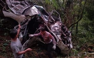 Rem Blong, Fortuner Berpelat B Masuk Jurang di Jalur Batang-Dieng, 4 Orang Tewas - JPNN.com