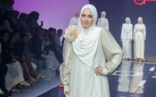 Jadi Muse Nobby, Dhini Aminarti Tampil Elegan di atas Panggung Muffest 2024 - JPNN.com