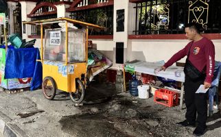 Sesama Jukir Saling Bacok di Pekanbaru, Korban dan Pelaku Dilarikan ke Rumah Sakit - JPNN.com