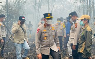 10 Hektare Lahan Gambut di OKI Terbakar, Irjen Rachmad Tambah Personel untuk Pemadaman - JPNN.com