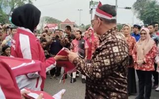 HUT ke-79 RI, Pj Wali Kota Palembang Bagikan 3.000 Bendera Merah Putih kepada Warga - JPNN.com