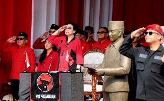 Megawati Memimpin Pengibaran Bendera Merah Putih di Hadapan Lautan Satgas PDIP, Lihat - JPNN.com