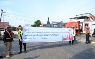 Sambut HUT ke-79 RI, KAI Divre III dan Pencinta Kereta Api Sosialisasi Keselamatan di Perlintasan - JPNN.com