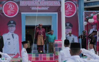 Letjen TNI Purnawirawan Ali Bogra Pimpin Upacara Bendera HUT Ke-79 RI di PLBN Serasan - JPNN.com