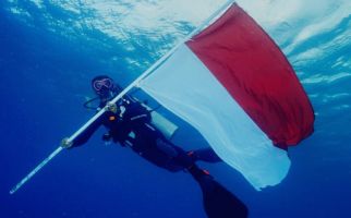 Pertamina Gelar Pengibaran Bendera Bawah Laut hingga Pemberian Beasiswa - JPNN.com