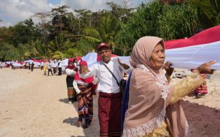 Pupuk Indonesia Bersama Relawan Bakti BUMN Bentangkan Bendera Merah Putih Sepanjang 1 KM - JPNN.com