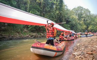 PPN Gelar Aksi Bersih Sungai Ciliwung dan Kibarkan Bendera 79 Meter - JPNN.com