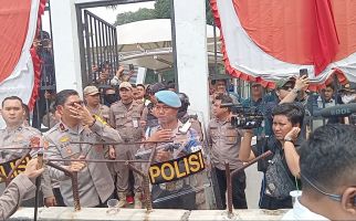 Dicap Pengkhianat, Habibburokhman Gerindra Dilempari Botol di Depan Gedung DPR - JPNN.com