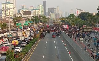 Sempat Ricuh, Massa di Depan Gedung DPR RI Nyanyikan Lagu Indonesia Pusaka - JPNN.com