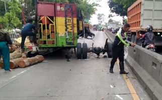 Pasutri Penjual Sayur Meninggal Tertimpa Truk Bermuatan Kayu Gelondongan di Semarang - JPNN.com