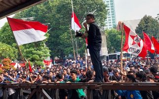 Gerbang Pancasila Gedung DPR RI Dirobohkan Massa Penolak RUU Pilkada, Dasco Gerindra Dicari Mahasiswa - JPNN.com