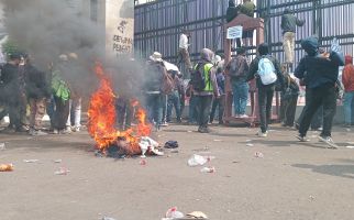 Massa Makin Bertambah, Mulai Bakar Ban hingga Spanduk di Pagar Gedung DPR - JPNN.com