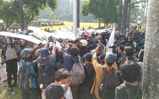 Demo Besar Makin Panas, Pagar Gedung DPR RI Jebol, Massa Marangsek Masuk - JPNN.com