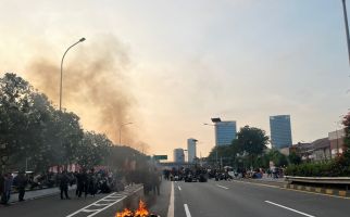 Massa Pengunjuk Rasa Tutup Tol di Depan Gedung DPR - JPNN.com