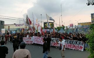 Tolak RUU Pilkada, Ratusan Mahasiswa Banten Memblokade Perempatan Lampu Merah Serang - JPNN.com