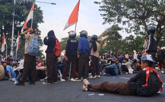 Gelar Aksi, Mahasiswa Semarang Tuntut KPU Patuhi Putusan MK, Pelajar SMK Turut Bergabung - JPNN.com